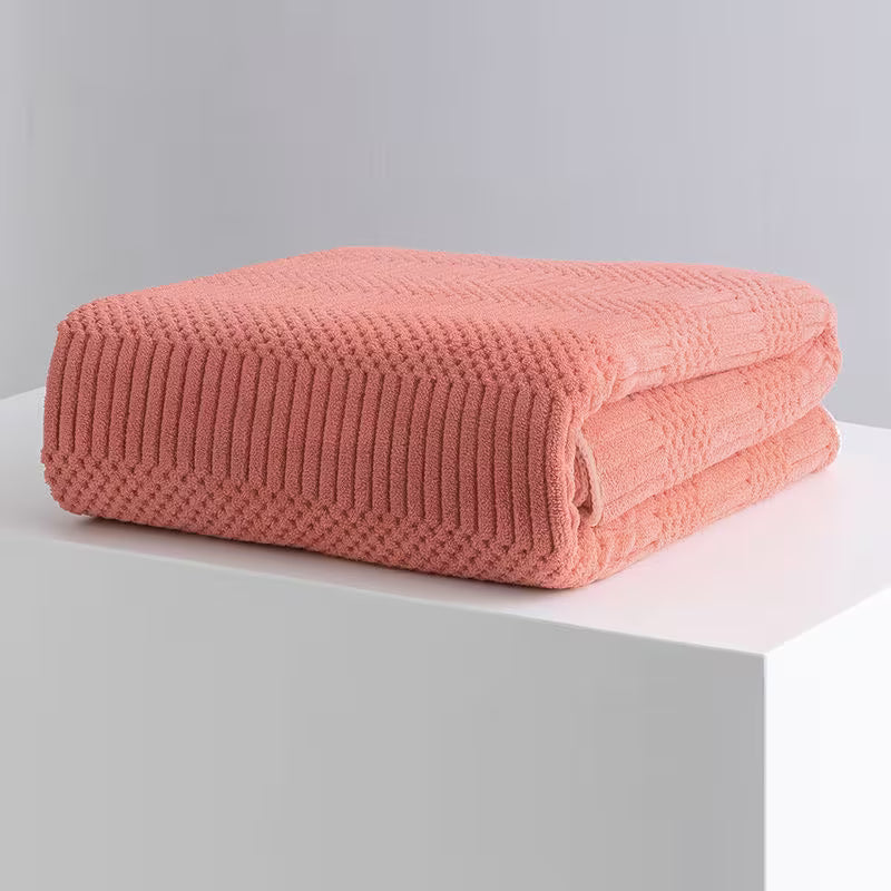 Elegant Bath Towels Are Not Likely to Slip Off And Are Suitable As Gifts for Various Occasions During Family Festivals. These Bath Towels Are Soft And Comfortable, with Good Water Absorption
