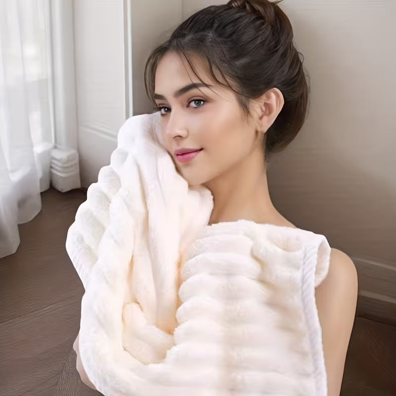 Two Soft Coral Fleece Towels That Dry Quickly, Featuring a Striped Design. They Have a Gentle Texture, Do Not Shed Fibers, And Are Ideal for Use on The Face And Hands.