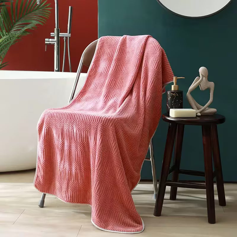 Elegant Bath Towels Are Not Likely to Slip Off And Are Suitable As Gifts for Various Occasions During Family Festivals. These Bath Towels Are Soft And Comfortable, with Good Water Absorption