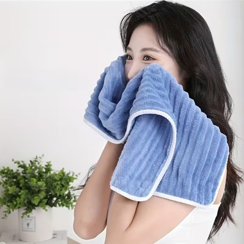 Two Soft Coral Fleece Towels That Dry Quickly, Featuring a Striped Design. They Have a Gentle Texture, Do Not Shed Fibers, And Are Ideal for Use on The Face And Hands.