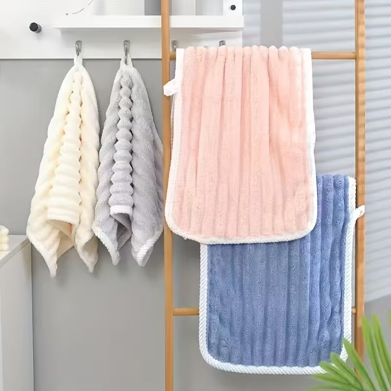 Two Soft Coral Fleece Towels That Dry Quickly, Featuring a Striped Design. They Have a Gentle Texture, Do Not Shed Fibers, And Are Ideal for Use on The Face And Hands.