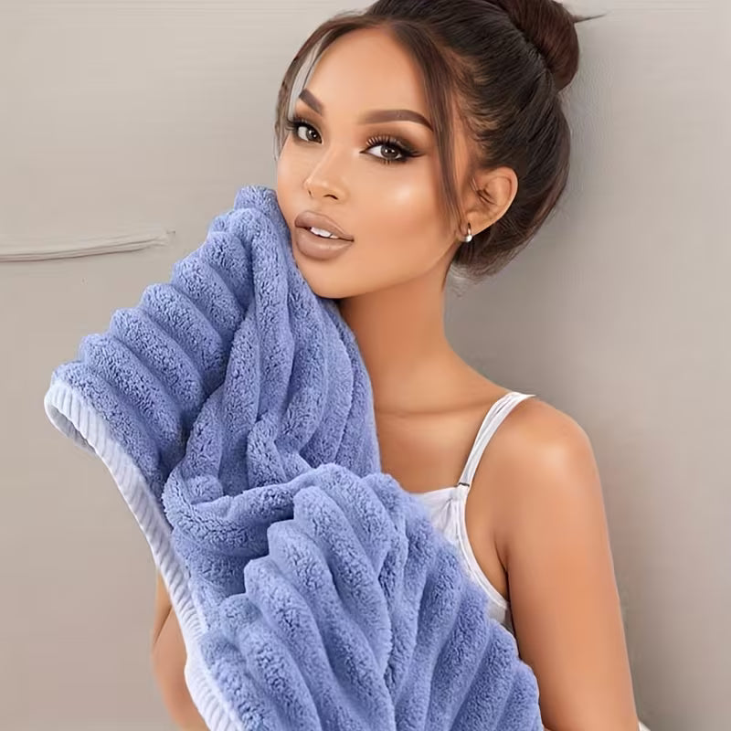 Two Soft Coral Fleece Towels That Dry Quickly, Featuring a Striped Design. They Have a Gentle Texture, Do Not Shed Fibers, And Are Ideal for Use on The Face And Hands.